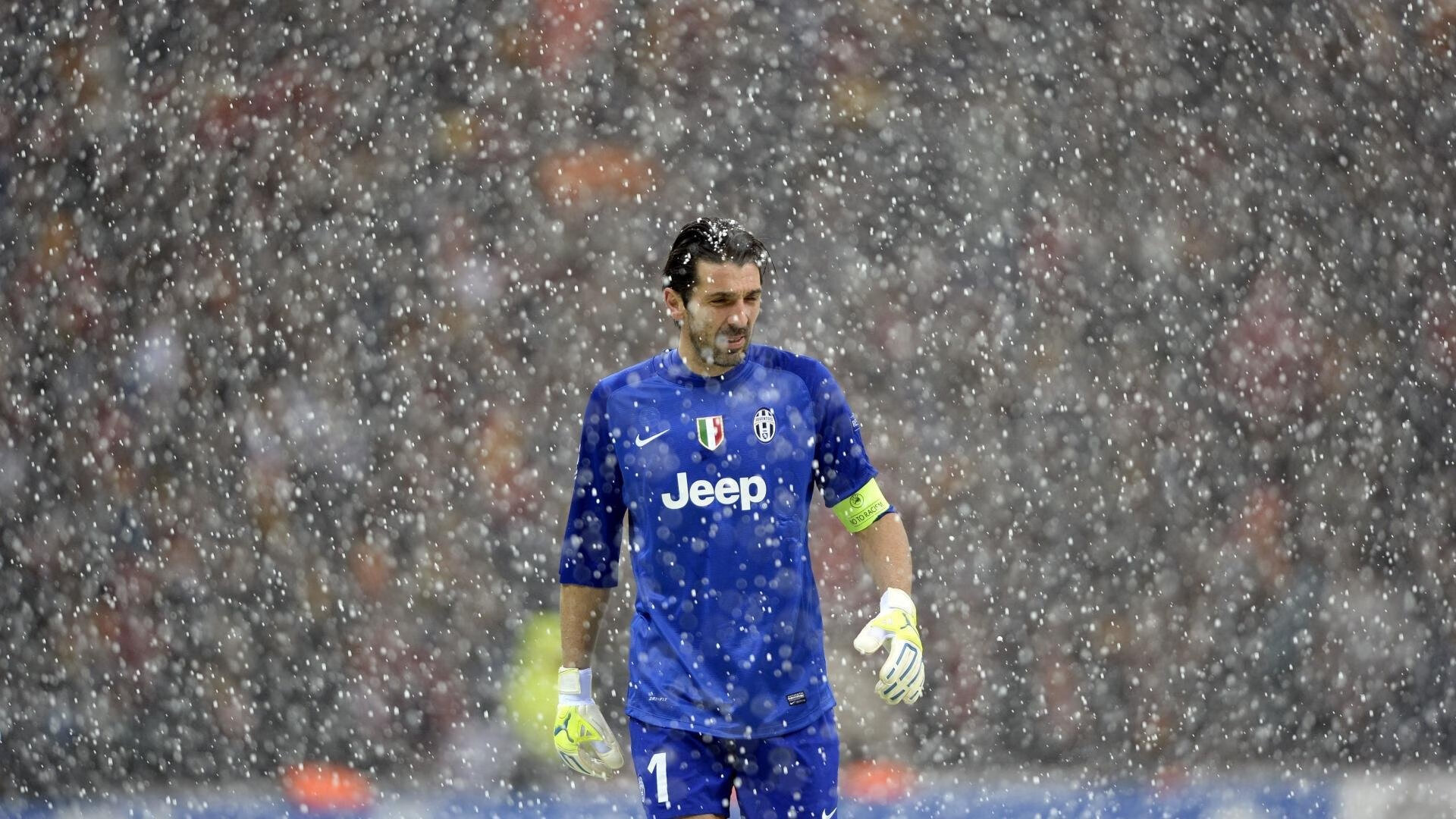 新西兰全黑队球员灵活变换位置，进攻如同精密机器，新西兰的球队