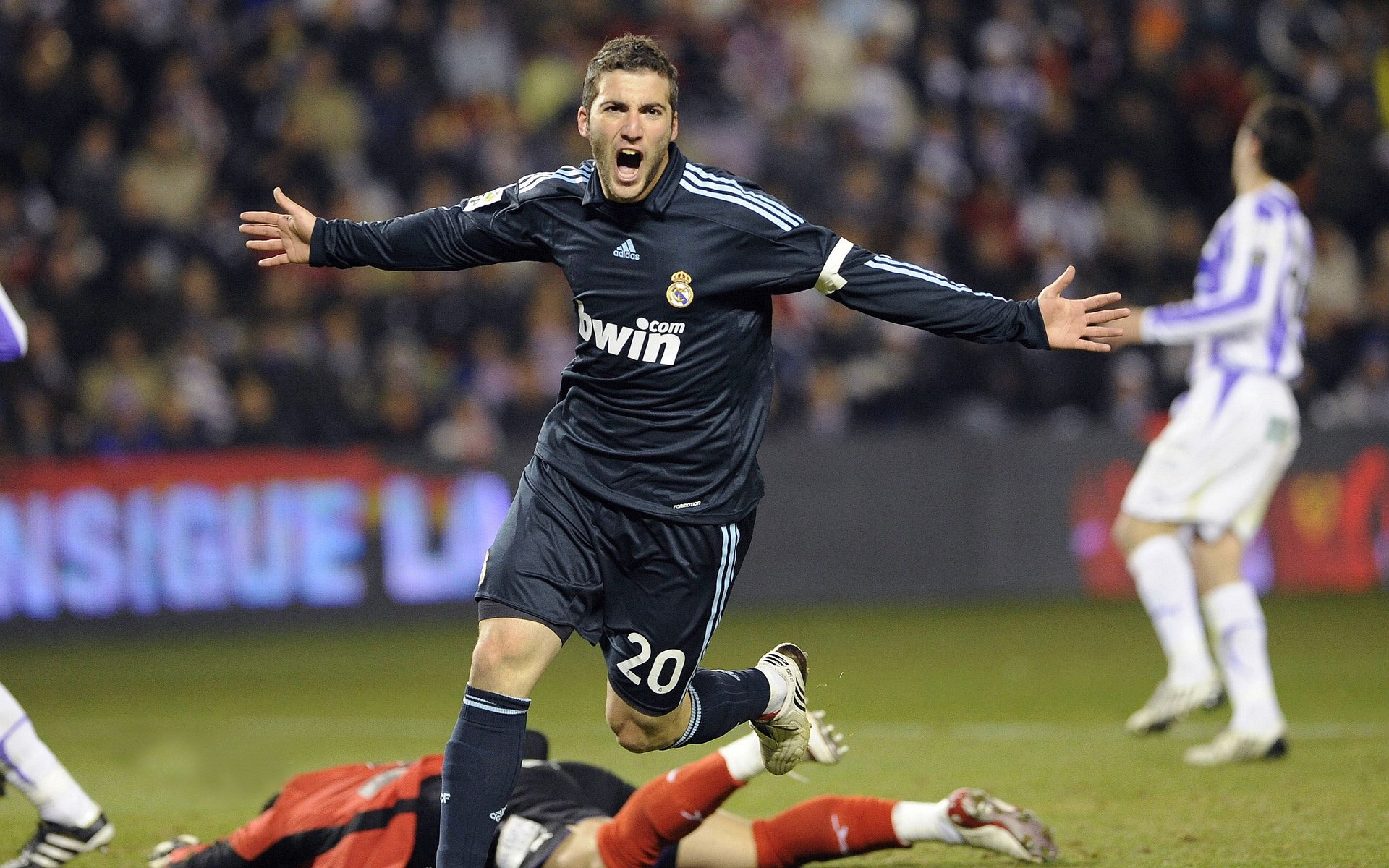 英超激烈冲刺：每场都精彩绝伦，悬念不断！，英超现场